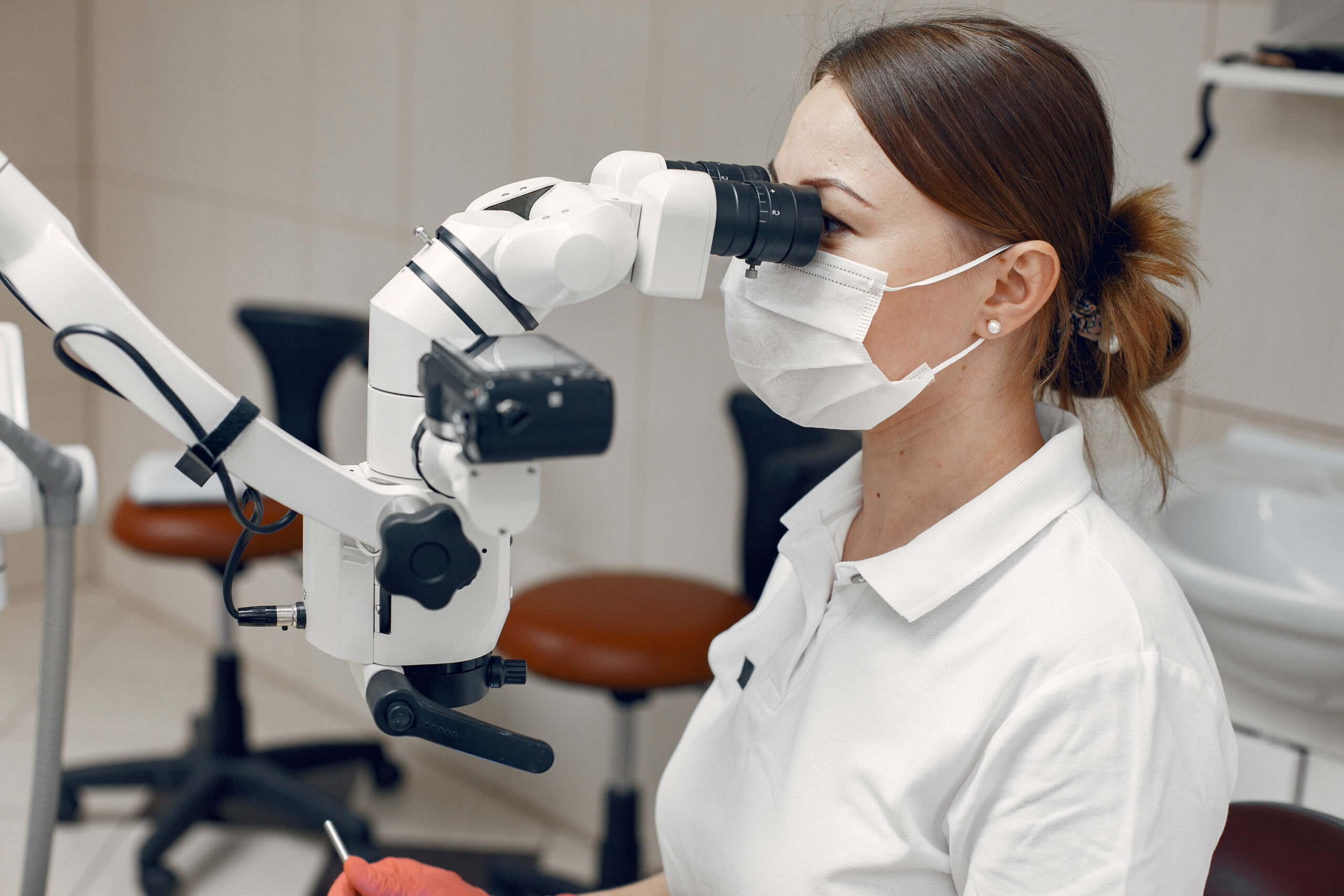 Лечение зубов под микроскопом